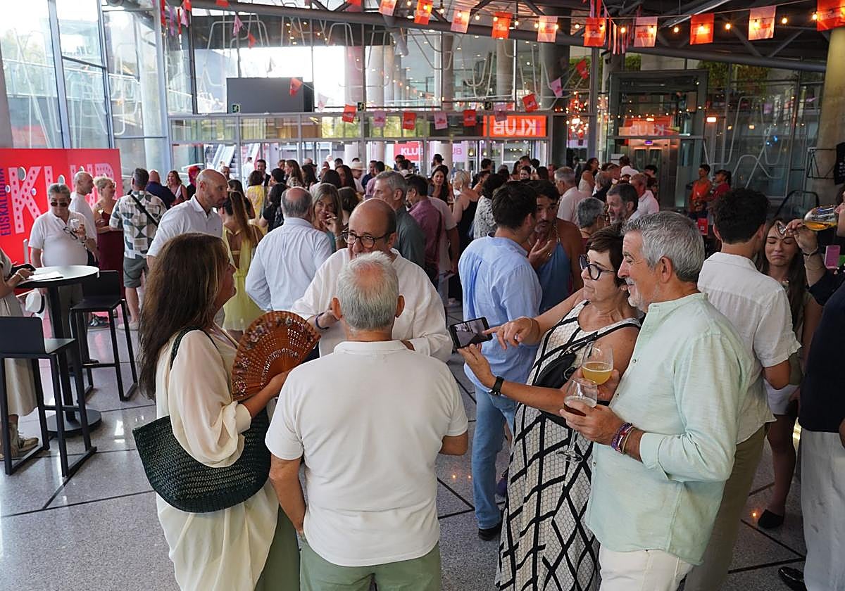 El Euskalduna ameniza las fiestas con un 'Klub' de Dj's, pintxos y tardeo