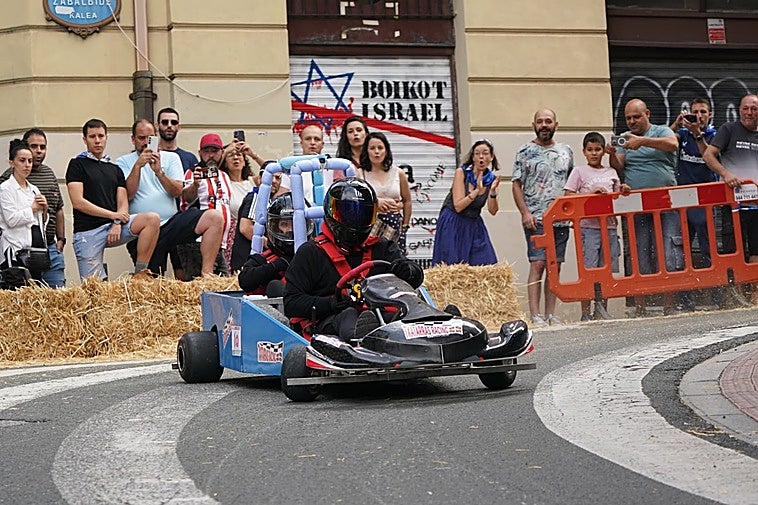 Solo 12 participantes en la tradicional bajada de las goitiberas de Aste Nagusia: «Un desastre»