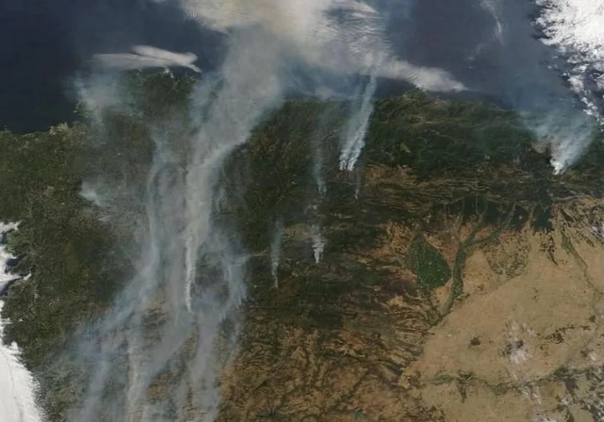 Imagen de satélite en el que se ve como el río de humo de incendios procedentes de Portugal, Zamora, León y Orense afecta a Asturias.