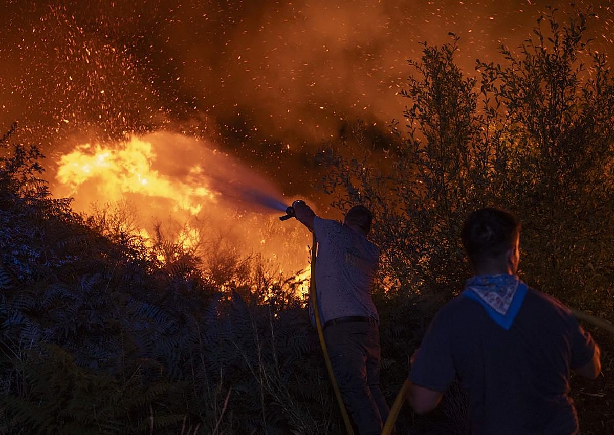 Imagen secundaria 1 - Más de 40 incendios en Castilla y León, Galicia y Extremadura: un bombero muerto y otro herido al volcar una autobomba en León