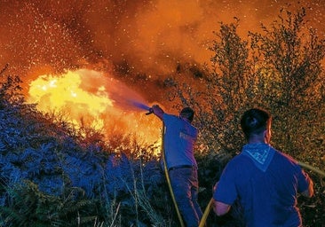 Más de 40 incendios en Castilla y León, Galicia y Extremadura: un bombero muerto y otro herido al volcar una autobomba en León