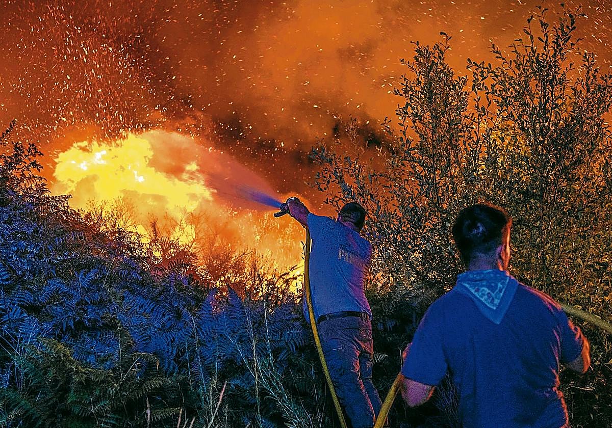 Más de 40 incendios en Castilla y León, Galicia y Extremadura: un bombero muerto y otro herido al volcar una autobomba en León