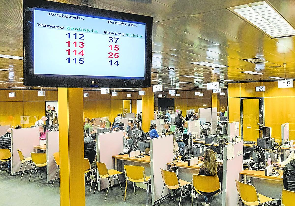 Más de 740.000 vascos pagarán 120 millones por no ajustar la subida de precios al IRPF