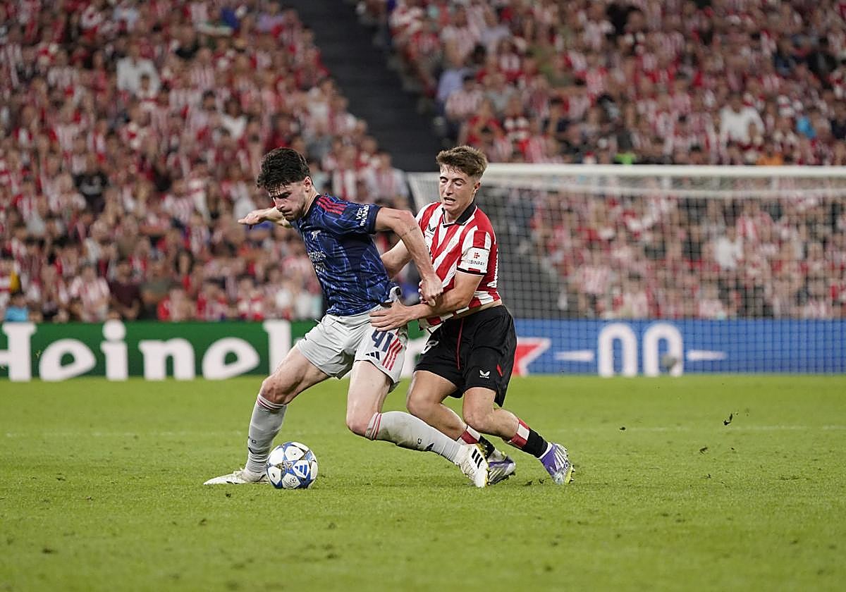 Jauregizar se emplea a fondo para robar el balón a Rice.