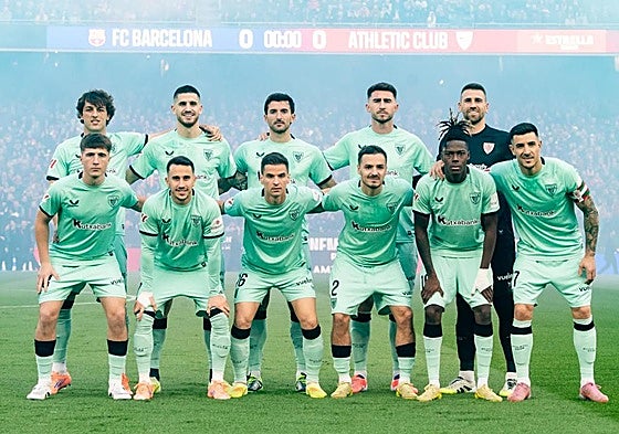 Once rojiblanco en el Camp Nou.