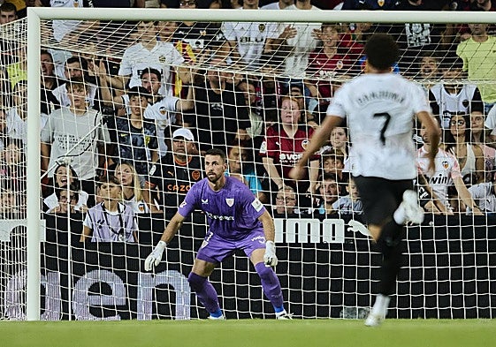 Unai Simón evitó un gol en el descuento antes del segundo del Valencia.