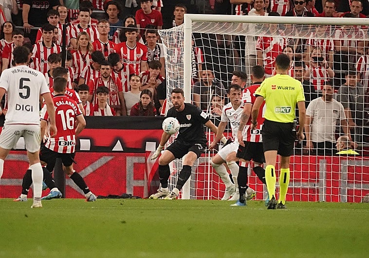 Unai Simón alivia a un Athletic sufriente
