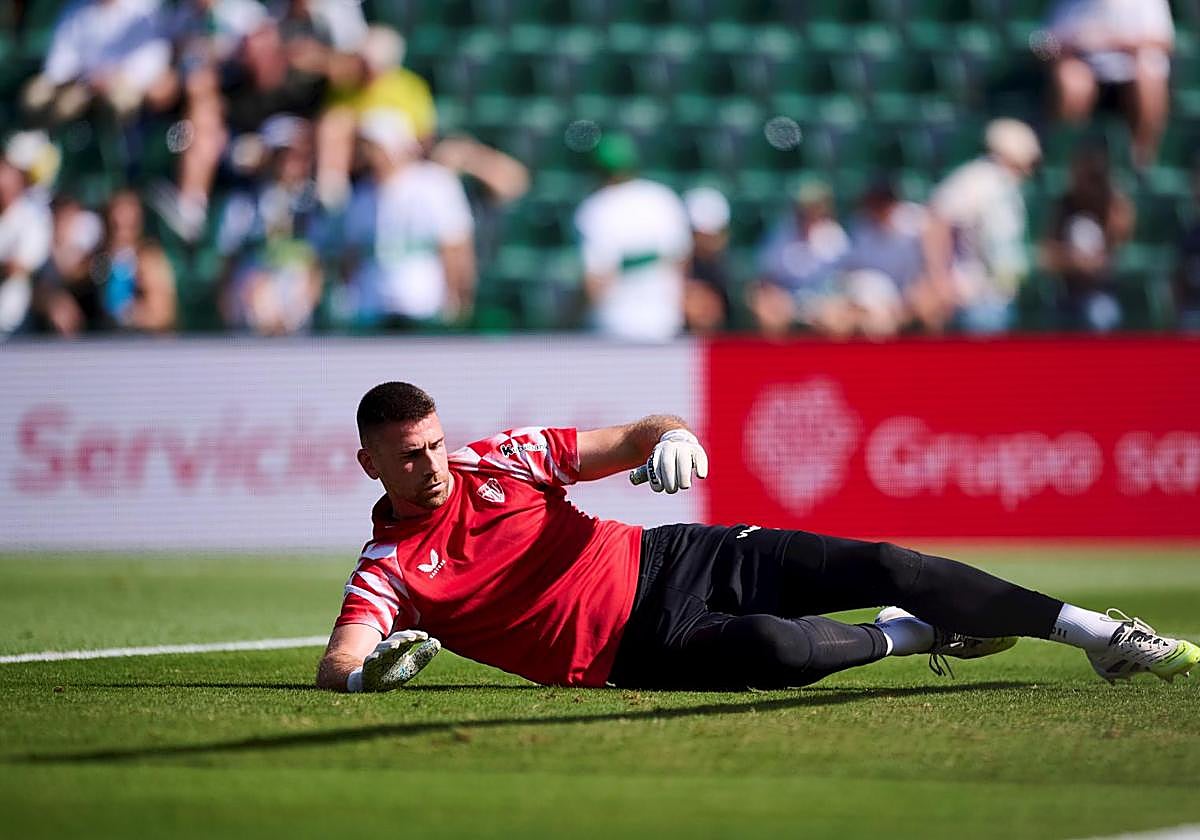 Unai Simón, durante el calentamiento en el Martínez Valero.