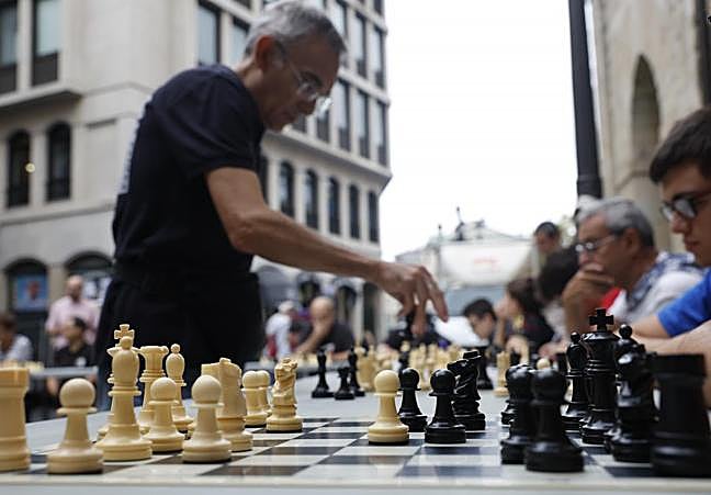 Torneo de ajedrez, esta mañana en el recinto festivo del Arenal.