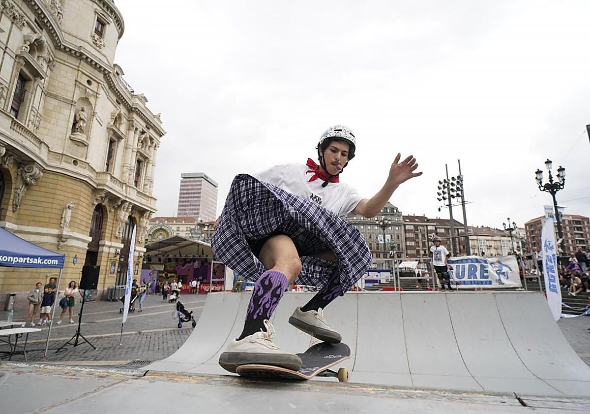 Imagen principal - Deporte y fiesta no son incompatibles en Aste Nagusia