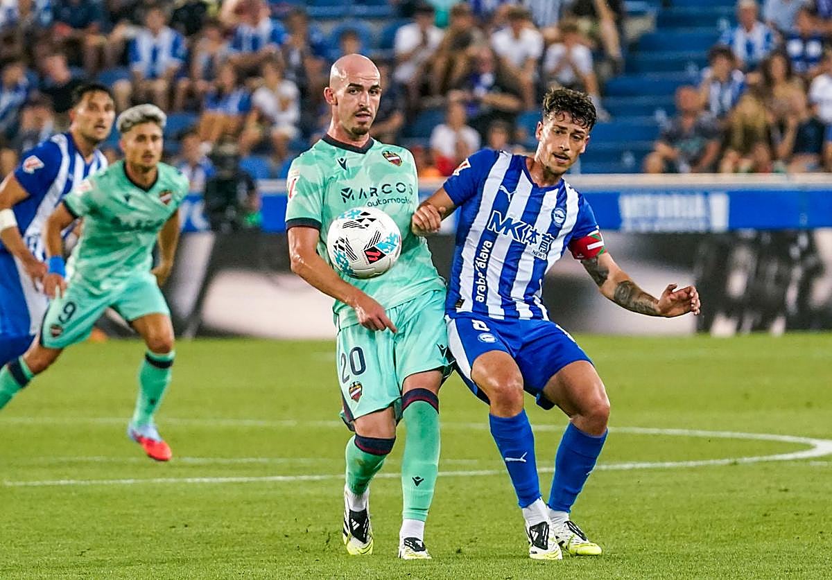 Blanco y Rey pugnan por el balón durante el Alavés-Levante.