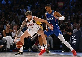 Timothé Luwawu-Cabarrot defiende a Juancho Hernangómez en el amistoso que jugaron Francia y España el sábado en París.