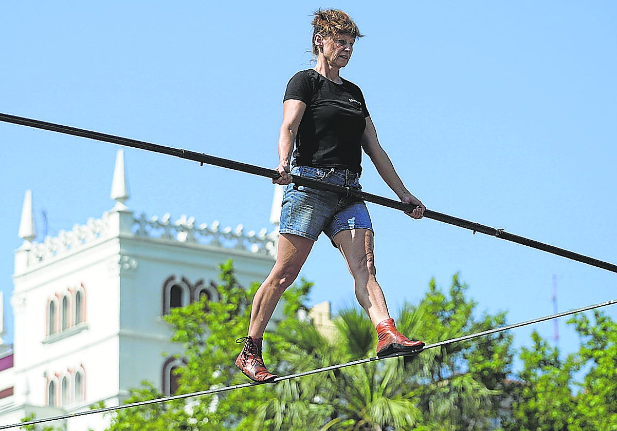 Una equilibrista en acción, durante el Festival de Teatro y de las Artes de la Calle (Bilboko Kalealdia).