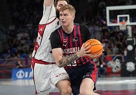 Samanic entra a canasta en un partido de la pasada temporada contra el Zaragoza.