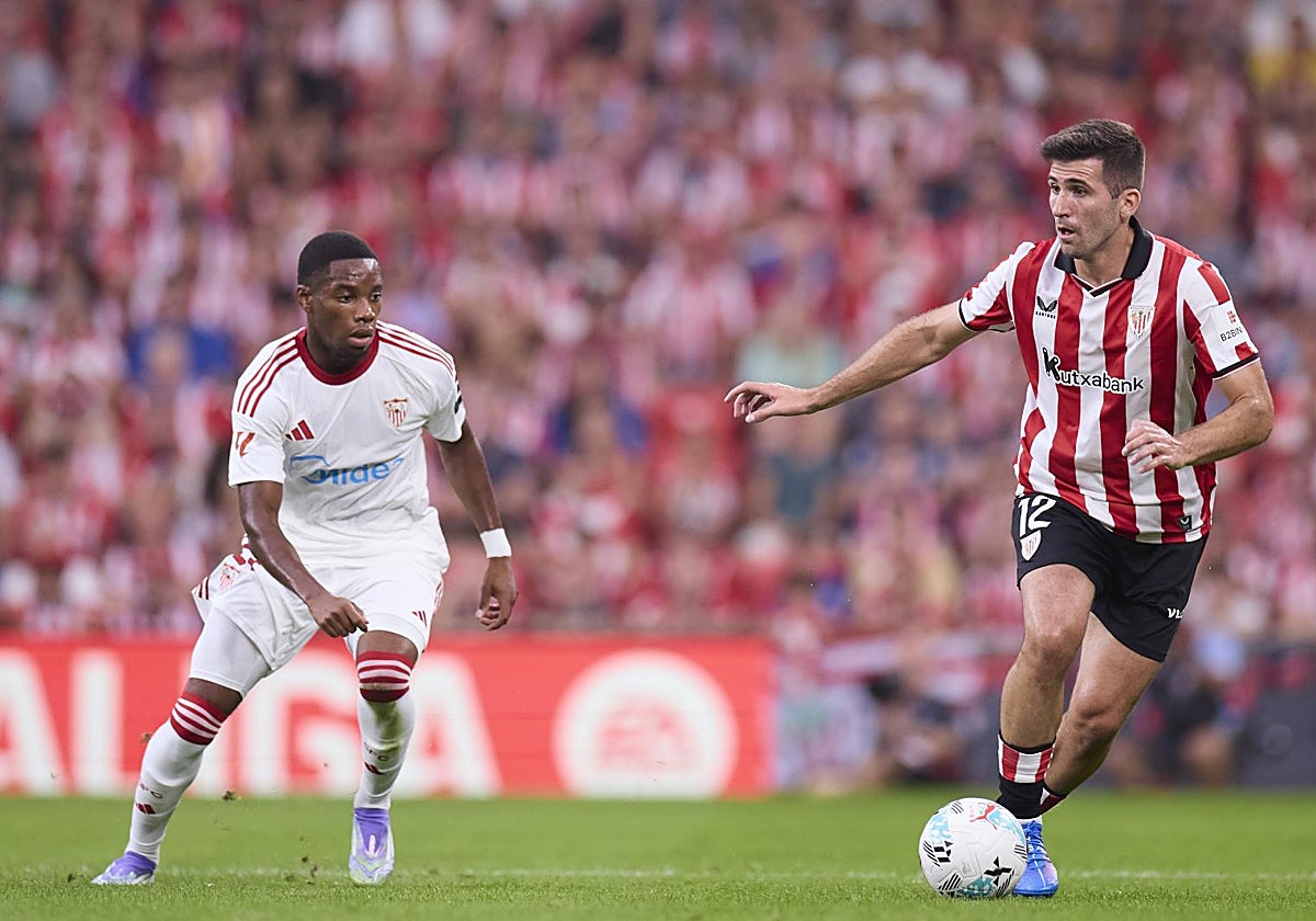 Areso conduce ante el sevillista Idumbo el domingo en San Mamés.