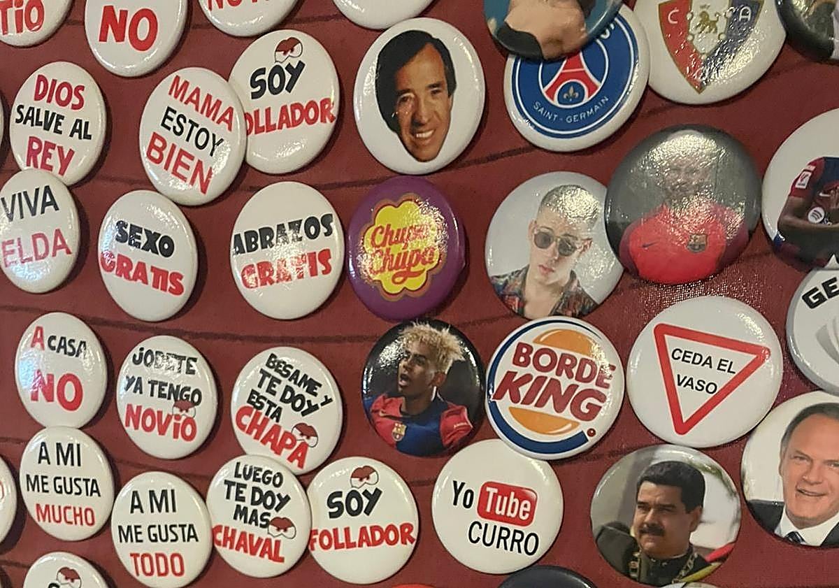 Imagen principal - &#039;Chupa y calla&#039;, &#039;Lo tengo mojadito...&#039;: Las chapas de la polémica que se venden en Aste Nagusia