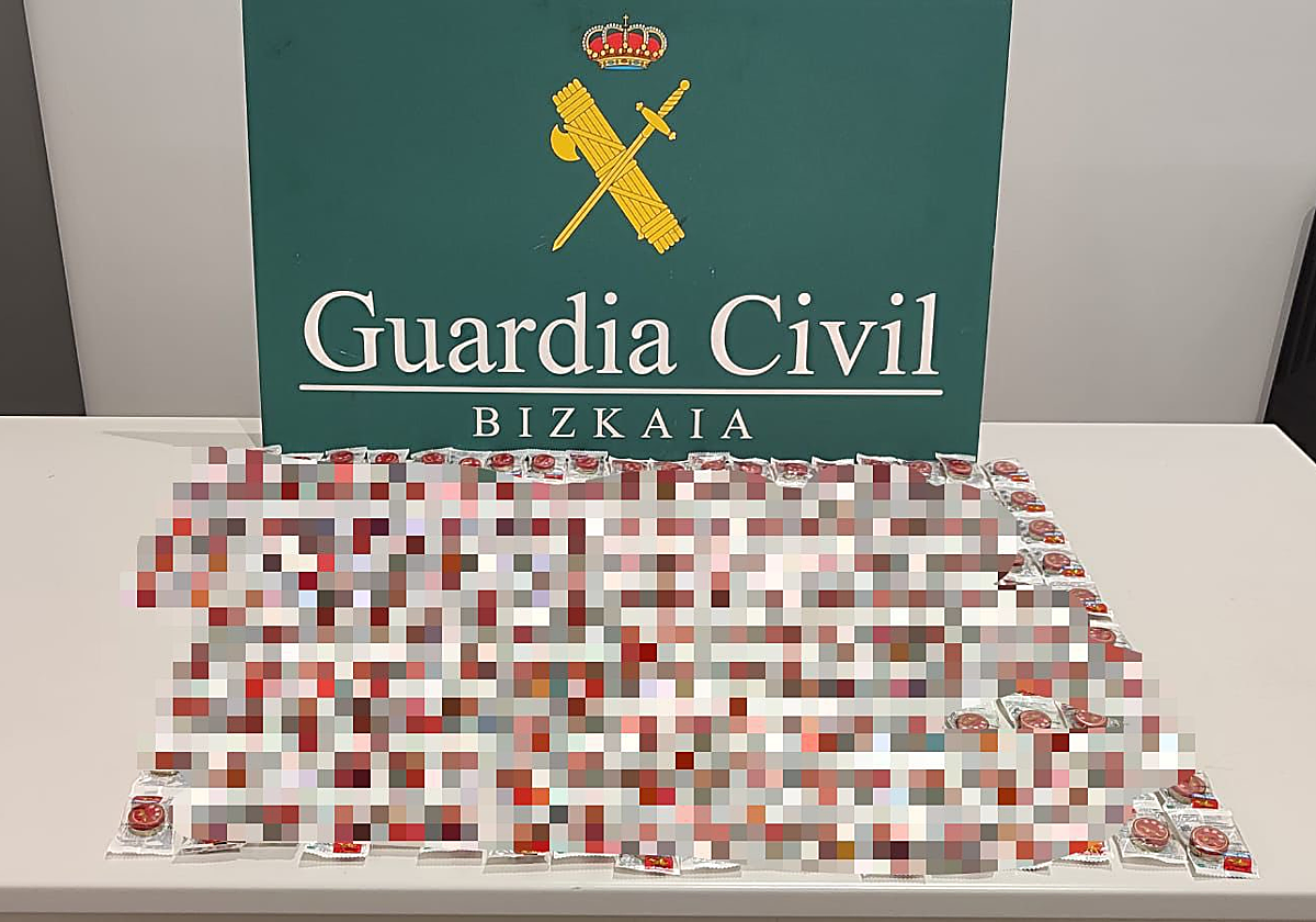 Intervienen 190 botes de bálsamo de tigre a un pasajero procedente de China en el aeropuerto de Bilbao