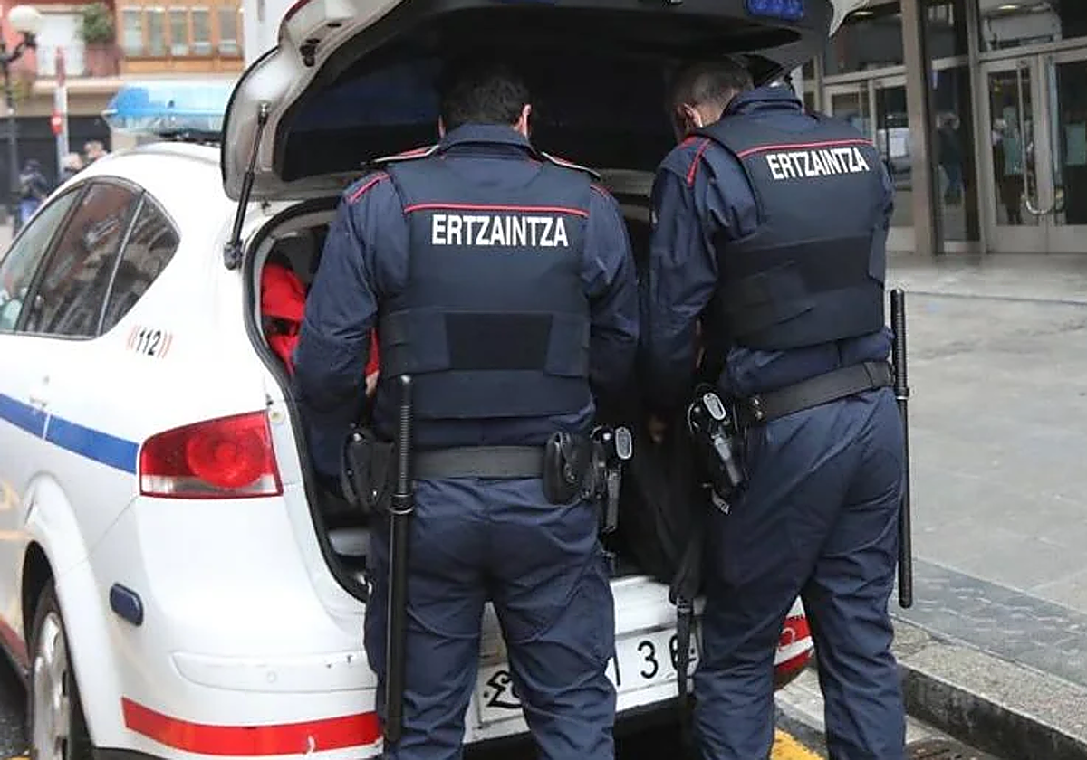 Sorprenden en pleno robo a dos hombres en el interior de un bar en Bilbao