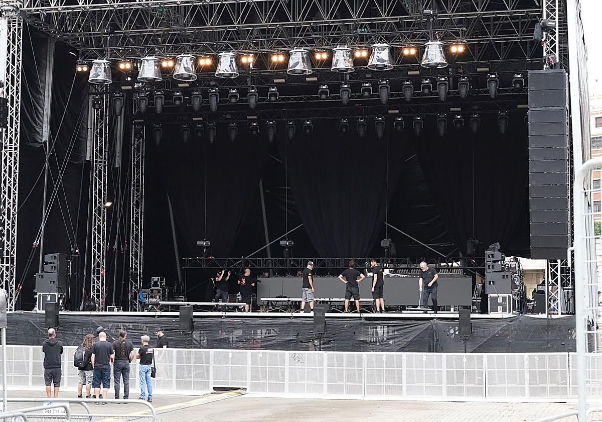 El escenario de Abandoibarra al finalizar el montaje este domingo.