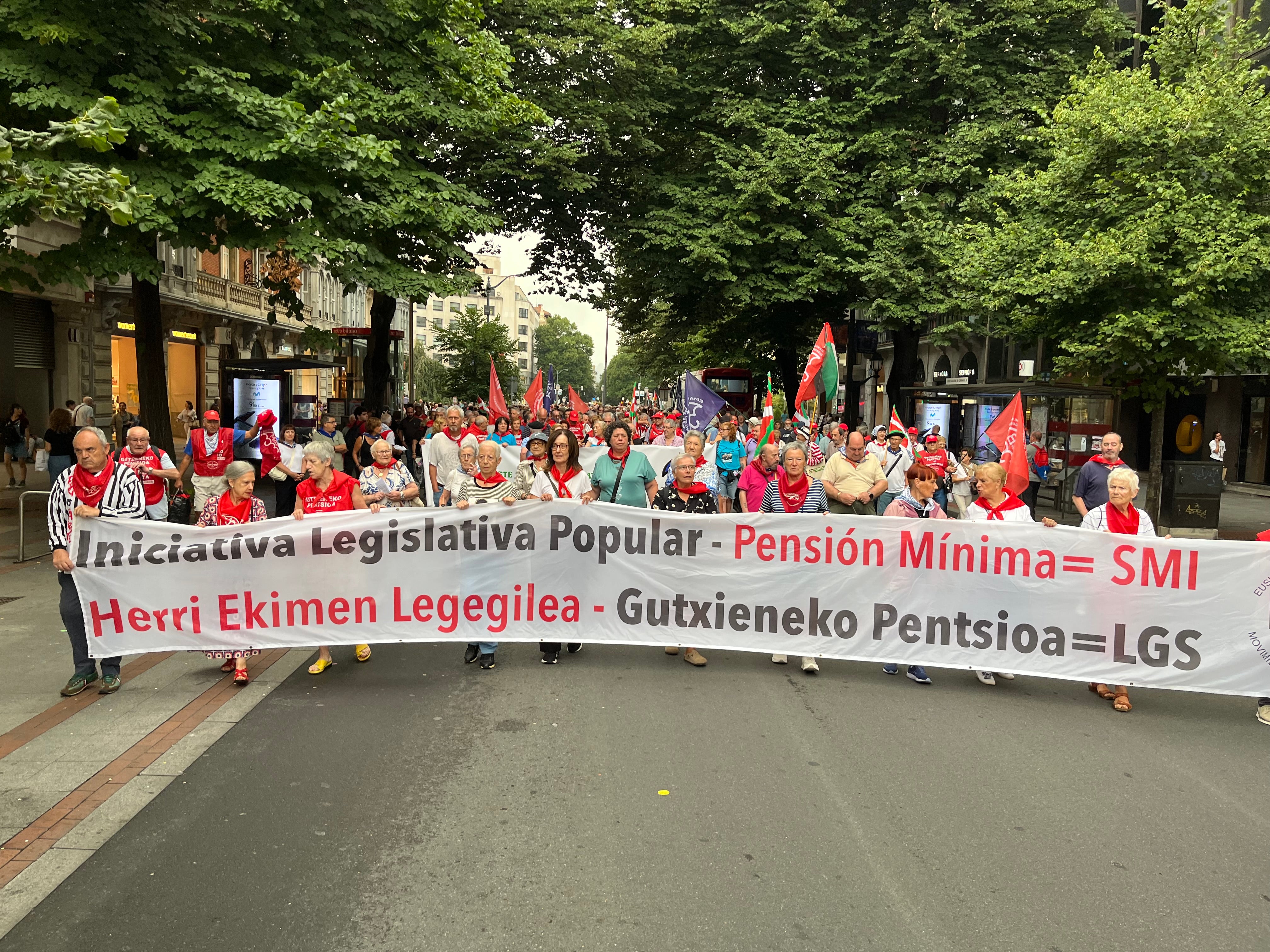 La marcha de pensionistas vascos ha partido este lunes desde la plaza elíptica hasta el Ayuntamiento de Bilbao.