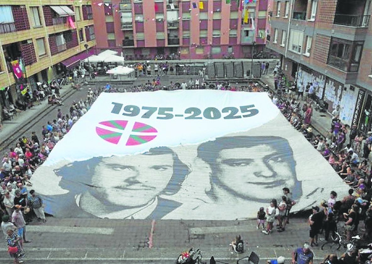 Vecinos de Zarautz desplegaron una enorme lona con los rostros de los dos miembros de ETA.
