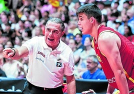 Sergio Scariolo da instrucciones a Jaime Pradilla en el primero de los amistosos ante Francia disputado en Badalona.