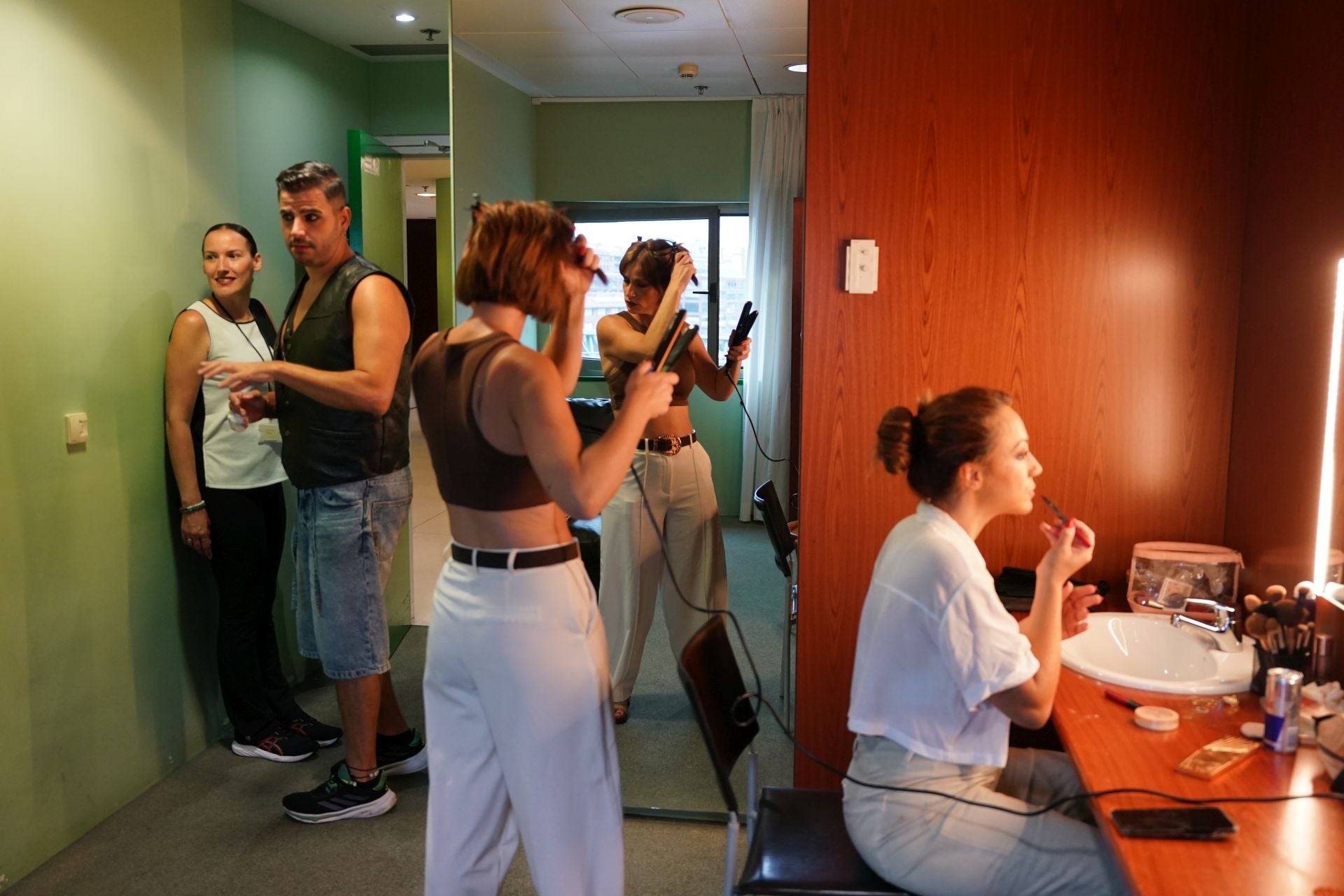 Durante la preparación de los actores y actrices. 