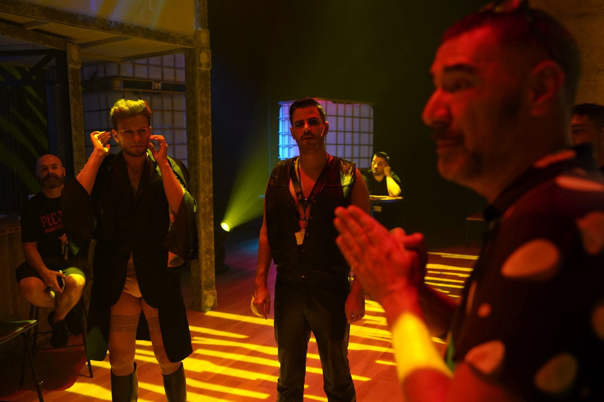 El director, Fer Montoya, explica a los actores las cosas que hay que mejorar.