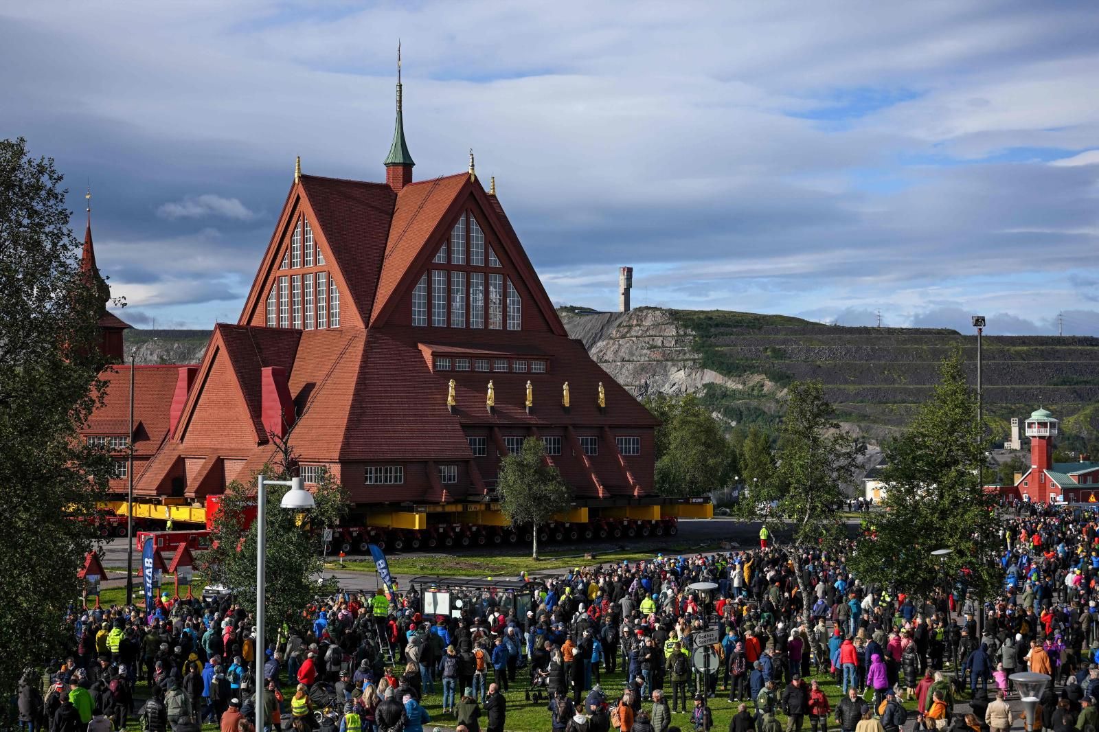 Trasladan la iglesia de Kiruna de 672 toneladas por carretera para evitar su hundimiento