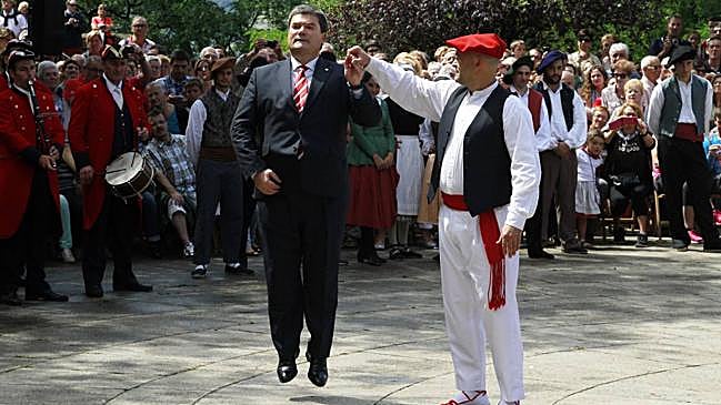 Imagen antes - El profesor de aurreskus de los alcaldes