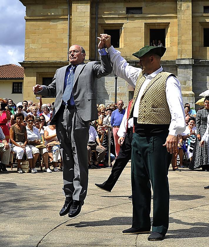 Imagen secundaria 2 - El profesor de aurreskus de los alcaldes