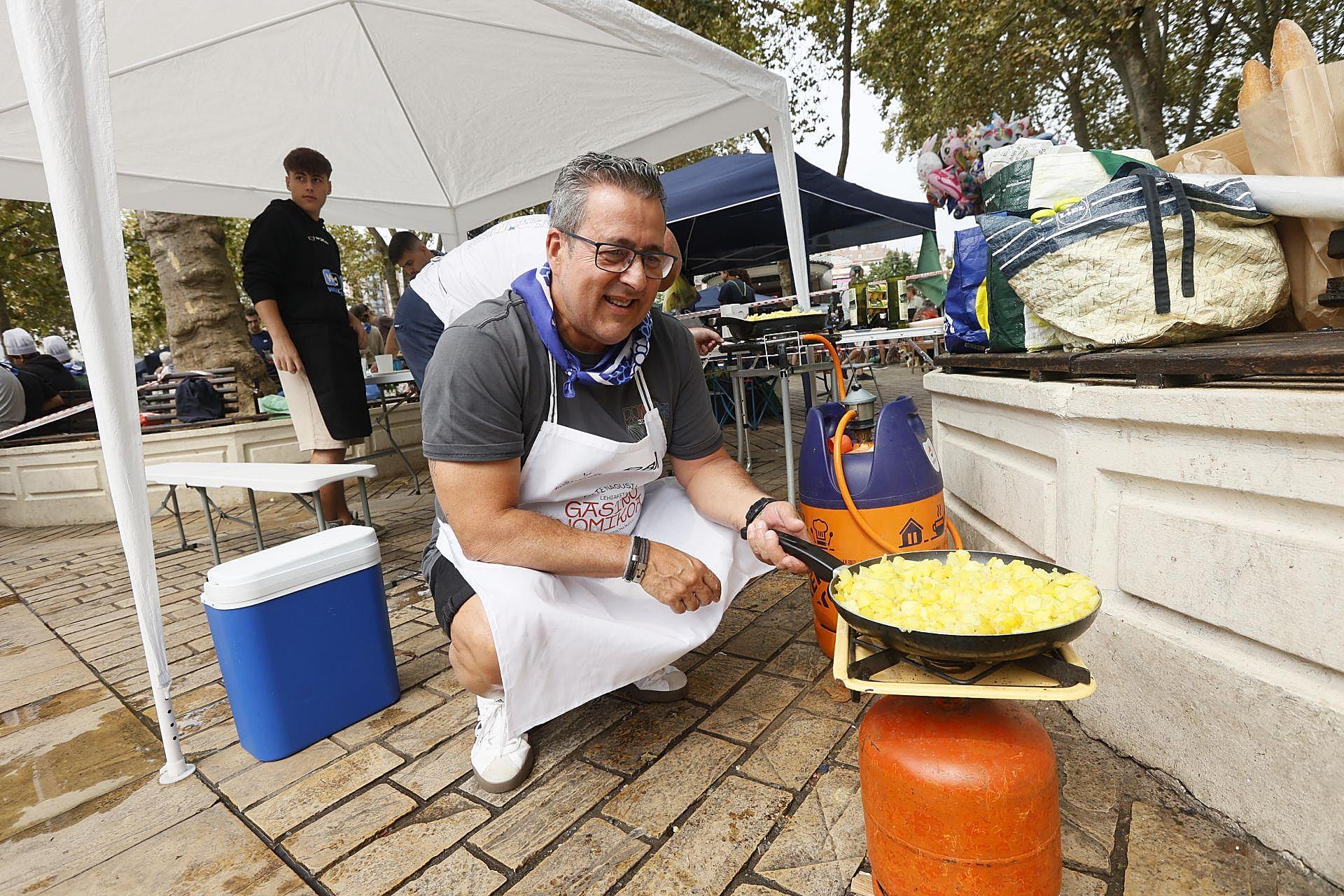 El olor a patata frita impregna El Arenal