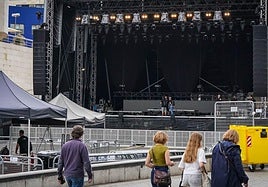 El escenario de Abandoibarra no estuvo terminado hasta la tarde del domingo, tras la cancelación de los tres conciertos del primer día de Aste Nagusia.