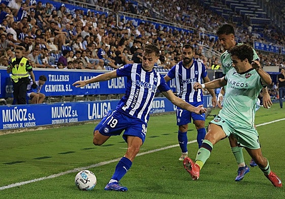 Ibáñez busca un centro en el partido contra el Levante.