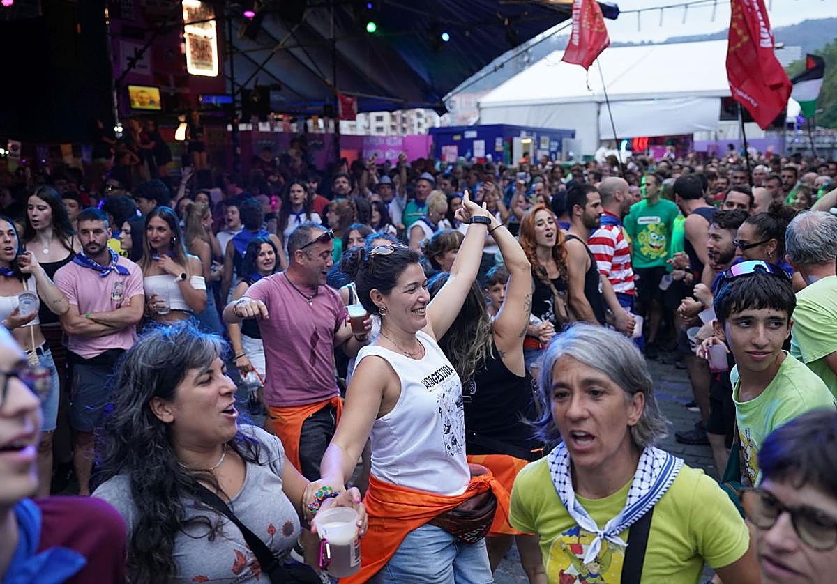 Fiesta en txosnas en Bilbao.