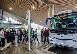 Viajeros hacen cola para subir a uno de los autocares de La Unión que conectan Vitoria con Bilbao.