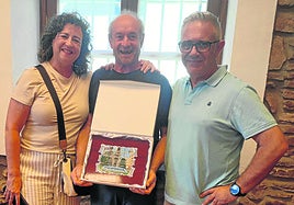 Iñaki posa con la placa de agradecimiento que este domingo le entregó Toni por sorpresa.