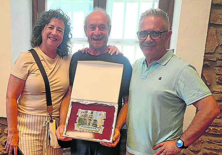 Iñaki posa con la placa de agradecimiento que este domingo le entregó Toni por sorpresa.