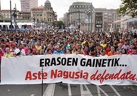 Las comparsas critican el desalojo de los manteros de la plaza del Gas