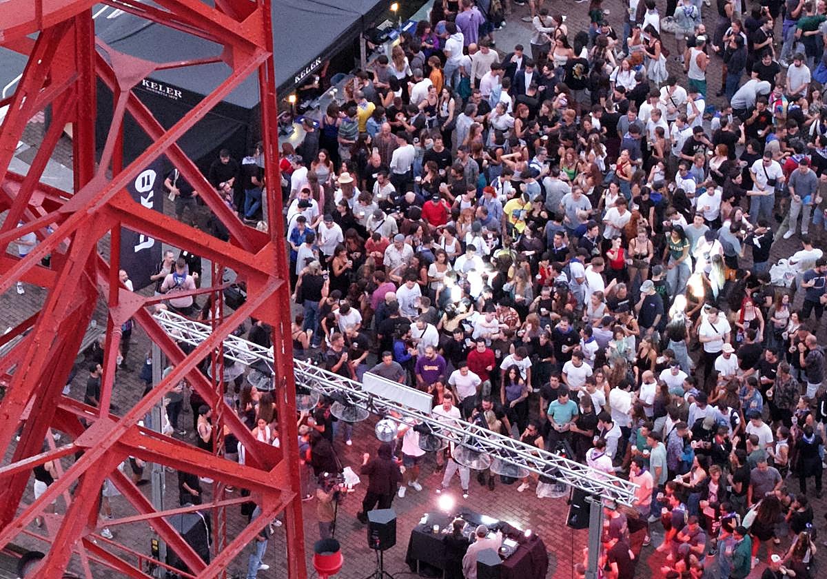 Bilbao disfrutó del tecno más atrevido en el emplazamiento histórico de la grúa Carola