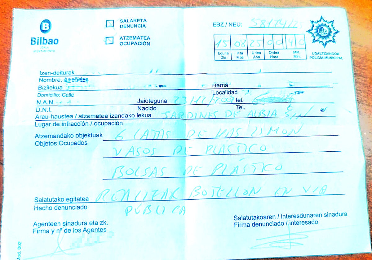 Fotografía de uno de los boletines de la denuncia impuesta a los dos jóvenes.