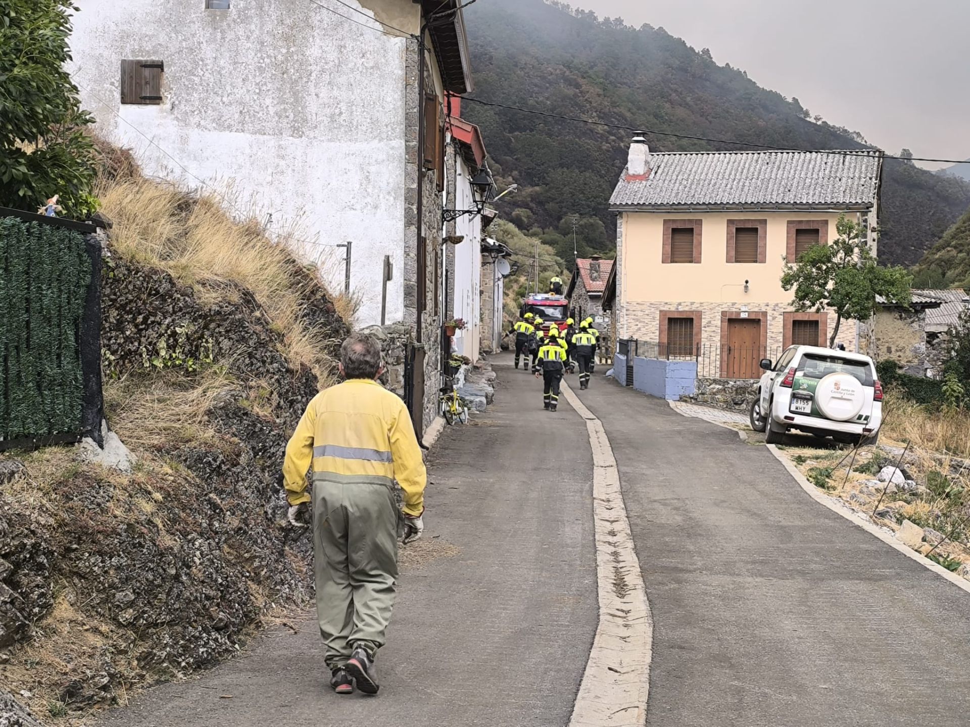 Ayuda de los equipos de bomberos y otros profesionales de Bizkaia en los incendios de León