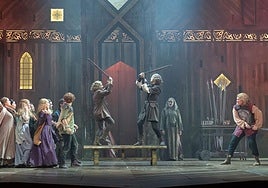 Una escena del musical que adapta la épica novela de Ken Follett.