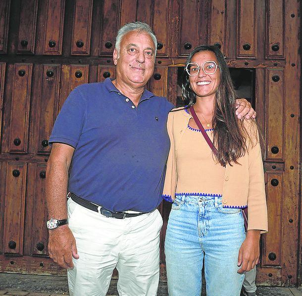 Basilio González con su hija Andrea.