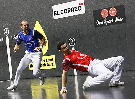 Elordi se coloca para golpear una pelota, mientras Altuna III tras de quitarse de su trayectoria.