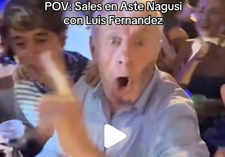 Luis Fernández lo da todo en las txosnas de Aste Nagusia
