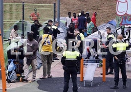 Una decena de policías locales les instaron a que levantaran el asentamiento.