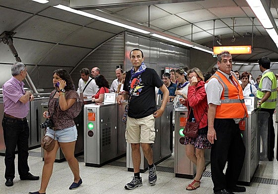 Usuarios del metro de Bilbao, durante la Aste Ngusia.
