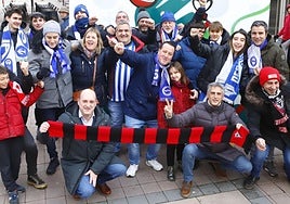 Aficionados del Mirandés y del Alavés, juntos en un duelo vecinal de temporadas anteriores.