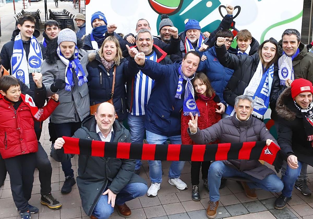 Aficionados del Mirandés y del Alavés, juntos en un duelo vecinal de temporadas anteriores.